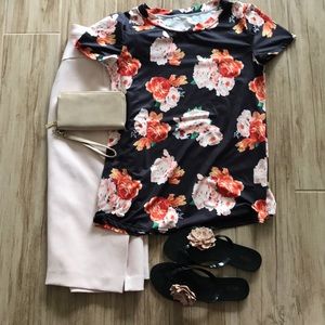 Black floral-print crewneck top EUC Size S